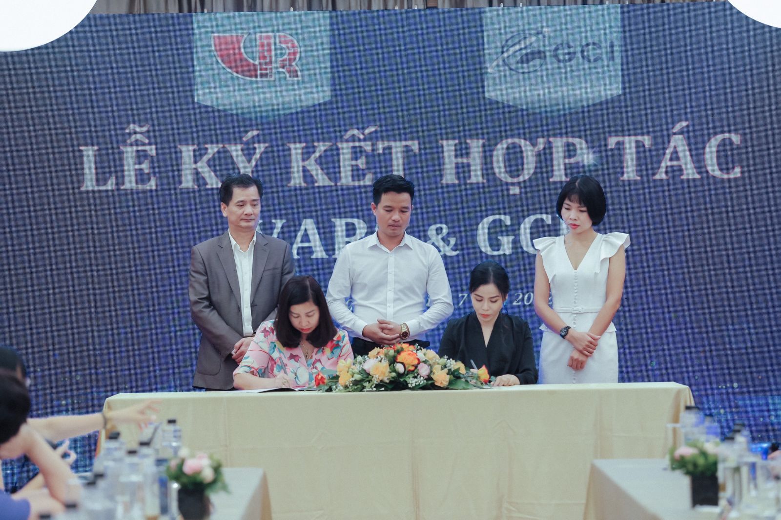 Đại diện GCI GROUP - Nhà sáng lập Lê Thị Oanh tiến hành ký kết cùng